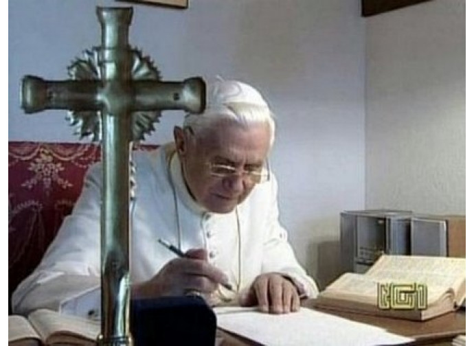 Papa firma il messaggio per la Giornata della Pace